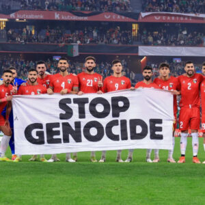 Palestinos exibem mensagem contra o genocídio, antes do início do jogo Foto: Federação de Futebol da Palestina